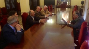 Reunión entre el subdelegado del Gobierno y los estanqueros de Huelva.