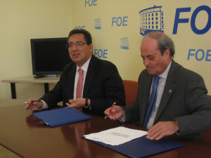 Antonio Pulido y Antonio Ponce firman el convenio.