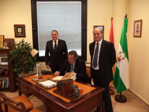 Juan Rosell firma en el libro de la FOE.