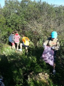 Los pequeños contribuyeron con esta actividad a cuidar el paraje natural.