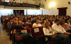 La charla consiguió un lleno absoluto en el teatro sanjuanero. 