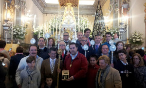 Miembros de Pasión ante la imagen de la Blanca Paloma en Almonte.