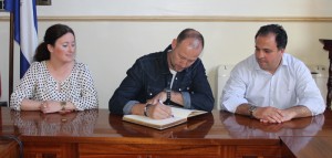 El conferenciante firmó en el Libro de Honor de San Juan. 