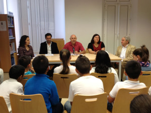 Los escolares escuchan atentos la charla en la biblioteca de Isla.