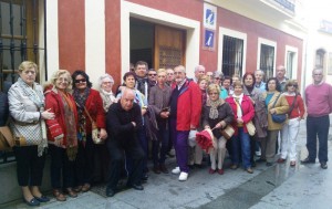 Uno de los grupos de turistas nacionales con la guía turística municipal en el centro.