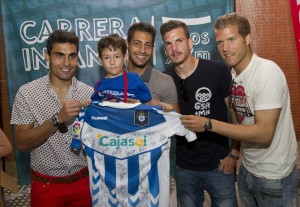 Dimas, Morcillo, Álvaro Vega y Pardo con el ganador de la camiseta sorteada.