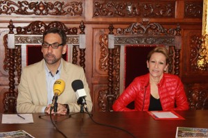 Alcalde de Ayamonte, Antonio Rodríguez Castillo, y la presidenta de la Asociación de Vecinos de La Villa, María Isabel Sánchez Romero, al presentar el programa de las actividades.