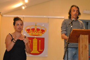 Lectura de 'El Buscador' con el lenguaje de signos. / Foto: José Miguel Jiménez.