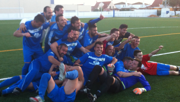 Tras derrotar al Paulapesca, los jugadores del Mazagón celebraron el ascenso sobre el terreno de juego. / Foto: www.elpatiodemikasa.com