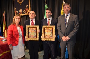 Momento de la entrega de la Medalla de Oro de la ciudad. 