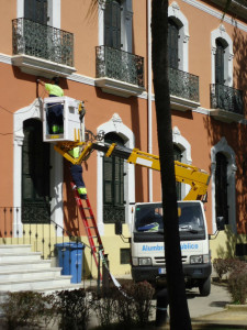 Los operarios trabajan en la mejora del alumbrado.