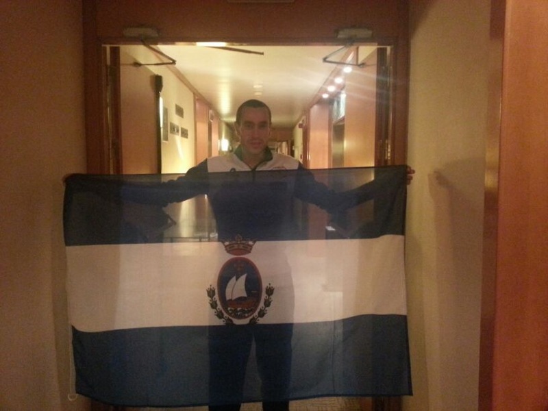 El atleta de San Juan del Puerto luciendo la bandera de su pueblo a unas horas de la maratón.