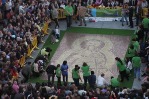 Así ha quedado el bello mosaico de la Virgen del Valle.