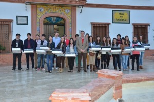 Jovenes de Palos con su kit tecnológico.