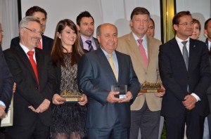 Carmelo Romero junto con otros galardonados.