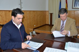 El alcalde de Palos firma el convenio para organizar el curso.