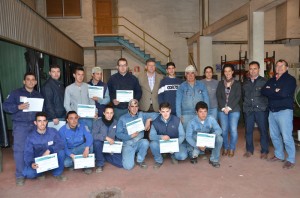 Los alumnos del curso de soldadura con sus diplomas.