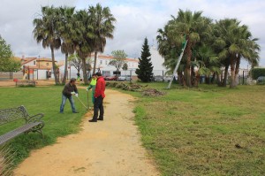 Operarios en plena faena de mejora de los parques infantiles de Ayamonte.