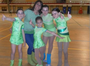 La chicas del Club Patinaje Artístico de Huelva, con su monitora.