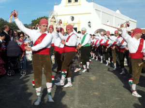 Los cirochos bailan ante la Virgen de Piedras Albas.