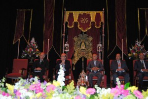 Representantes en el escenario del Gran Teatro de Huelva. 