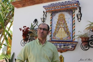 Román Rodríguez Mora delante del azulejo de la Virgen en el patio de su casa. / Foto: J.A. Ruiz