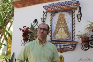 Román Rodríguez Mora delante del azulejo de la Virgen en el patio de su casa. / Foto: J.A. Ruiz