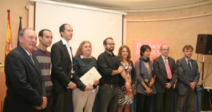 Los premiados junto a los organizadores y patrocinadores del certamen.