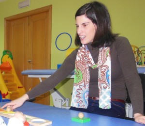 Una de las trabajadoras del Cait realizando actividades con uno de sus alumnos.