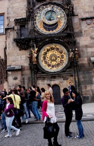 Jessica disfrutando en uno de los lugares turísticos de Praga, su reloj astronómico medieval.