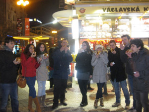 Junto a sus amigos, comiendo la típica salchicha checa en Wenceslao square.