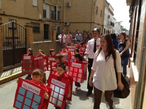 En el pasacalles de hoy ha participado toda la comunidad educativa del 'Marismas del Tinto'.