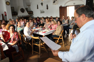 El historiador Juan Bautista Cartes leyendo la biografía de Mariquita Bertoa. / Foto: Juan Antonio Ruiz