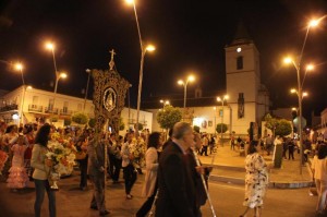 El Simpecado rodea la Plaza de la Iglesia de San Juan del Puerto para encarar la calle Trigueros.