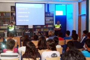 El taller está siendo impartido por agentes de policía.