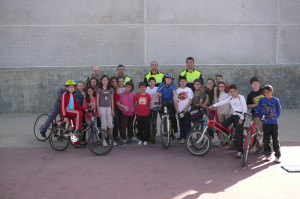 Los pequeños junto a sus 'maestros' de educación vial.