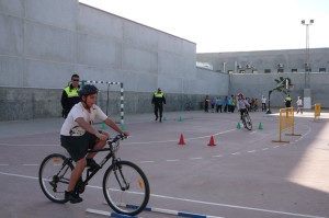 Los niños aprenden cómo circular en bicicleta.