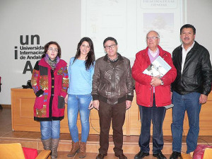 Los tres alumnos de mejor calificación junto a los directores de los másteres de las universidades de Huelva y Extremadura.