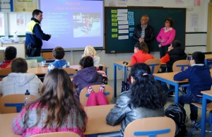 Un agente de la Policía Local forma sobre Educación Vial a los escolares del colegio José Nogales de Valverde