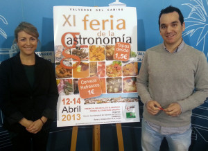 Sara Palomar, concejal de Comercio, Hostelería y Consumo del Ayuntamiento de Valverde del Camino y, José Duque, hostelero valverdeño, durante la presentación de la XI Feria de la Gastronomía de Valverde.