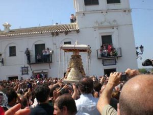 Una imagen de la procesión de la Virgen del Rocío desde la casa hermandad de Moguer en El Rocío. 