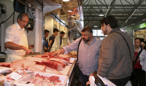 El chef Frank Camorra visitó el mercado del Carmen.