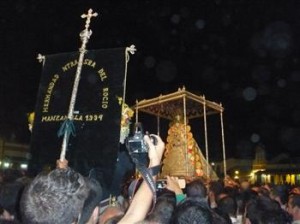 El Simpecado de Manzanilla, ante la Virgen del Rocío. / Foto: mispueblos.es.