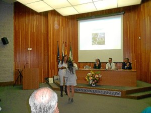 La joven, recogiendo el premio. 