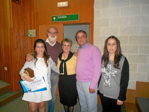 María del Rosario, junto a su familia al recoger el premio. 