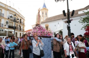 Las Cartayeras llevando en sus hombros a la Virgen de Fatima.