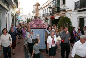 La Virgen fue arropada por multitud d personas, entre las que abundaban mujeres.