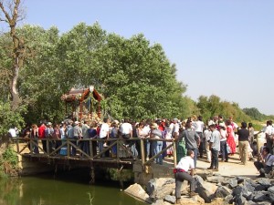 Chucena cruzando el Puente del Ajolí / Foto: Chucenacofrade