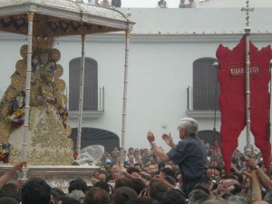 Presentación del Simpecado de Gibraleón en la procesión de la Virgen.