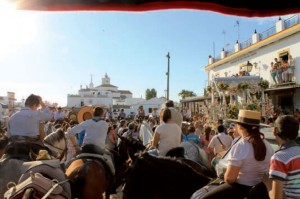 Llegada de la carroza a la Casa Hermandad de San Juan del Puerto en El Rocío.